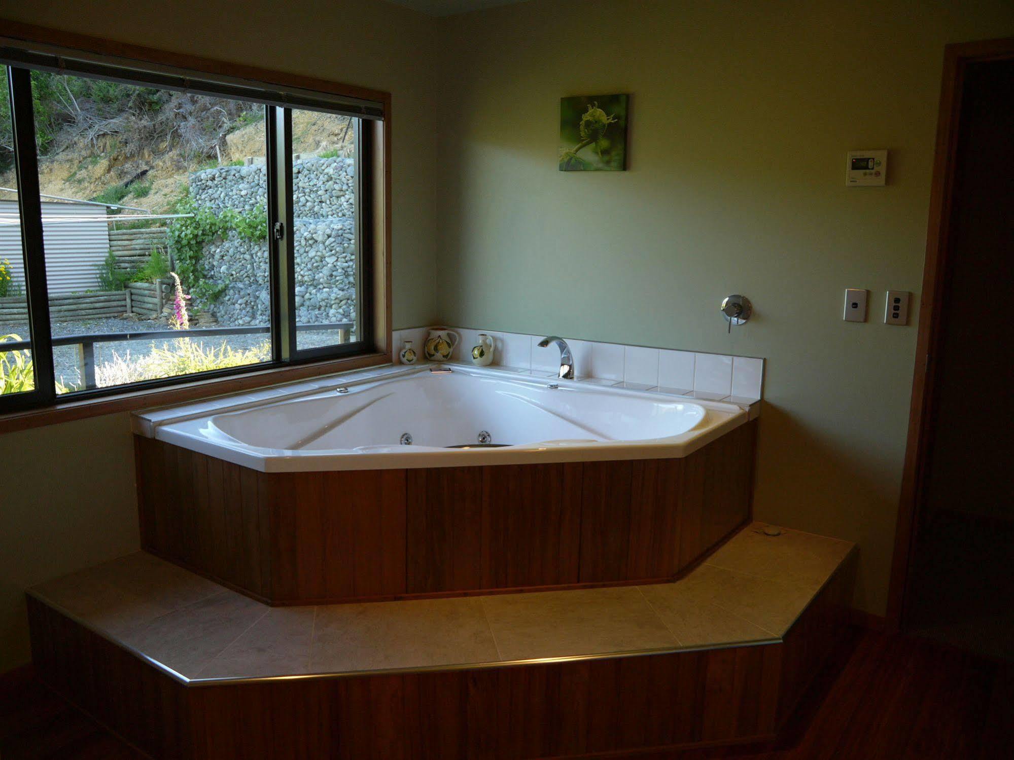 Okiwa Bay Lodge Picton Exterior foto
