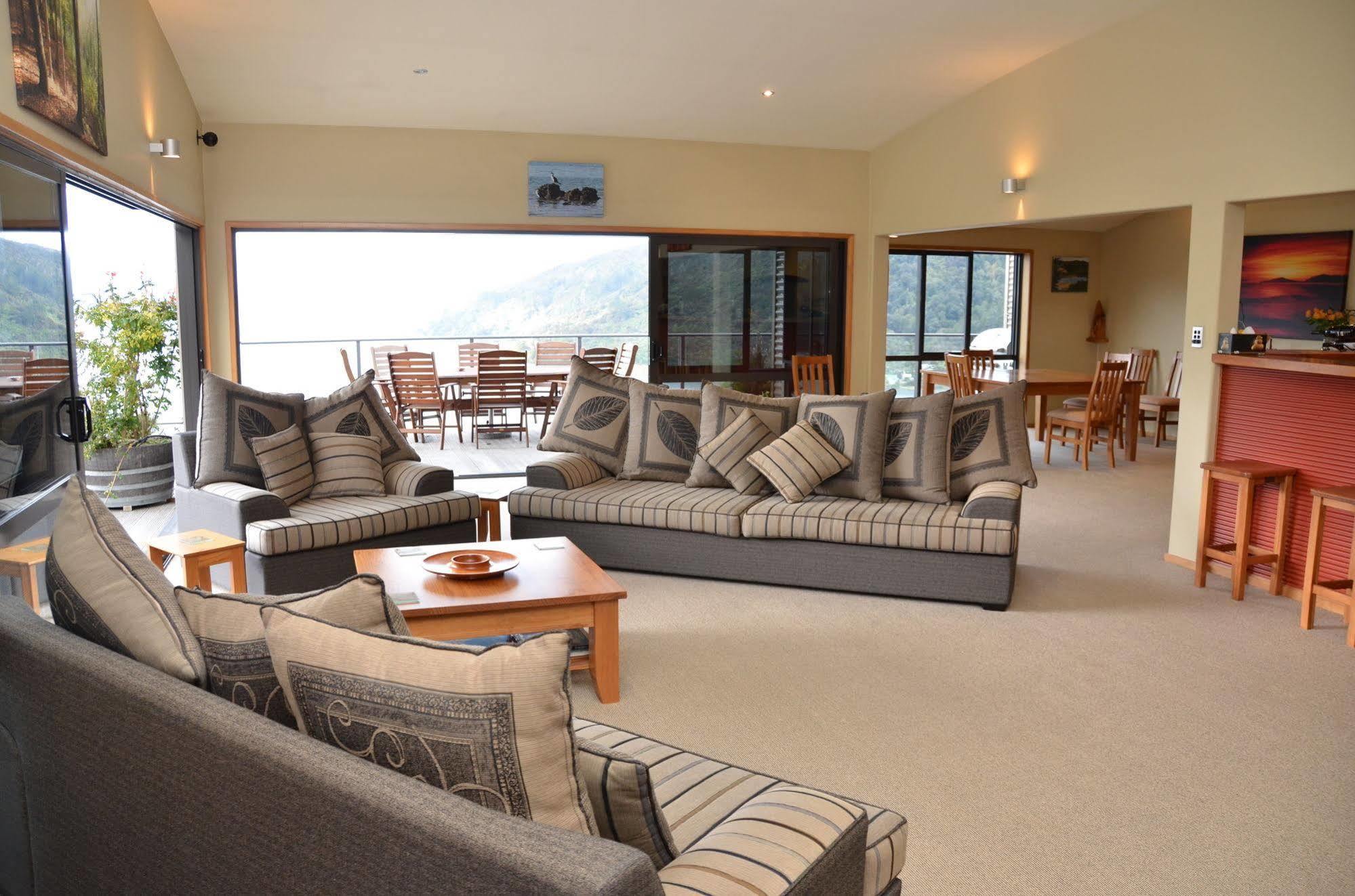 Okiwa Bay Lodge Picton Exterior foto